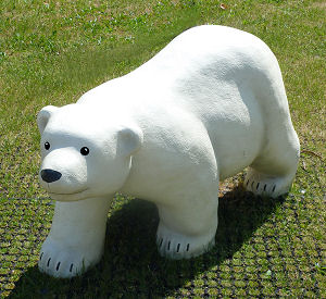 Ein kleiner Eisbär als Hinweis auf die Ausstellung zu einer Polarexpedition im Ballon im Gränna-Museum