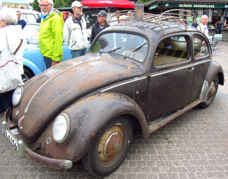 Stark mitgenommener VW Typ 1 aus dem Jahr 1951 am Marktplatz in Halmstad