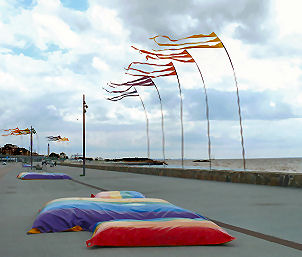 Heftig flatternde farbige Fahnen an der windigen Uferpromenade von Helsingborg