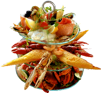 Unsere dreistöckige Meeresfrüchteplatte in einem Pier-Restaurant am Vätternsee