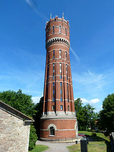 Zum Wohnhaus umgebauter Backsteinwasserturm in Kalmar
