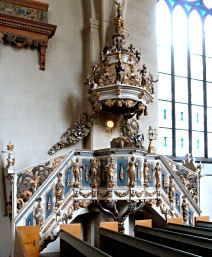 Ungewöhnliche zweiseitig begehbare Kanzel in der Kirche von Mariestad
