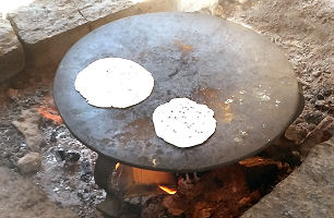 Urtümliches Fladenbacken in der Ekotorps Borg (Fluchtburg) auf Öland