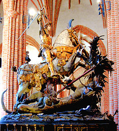 Beeindruckende St.-Georgs-Skulptur in der St. Nikolai Kirche