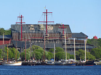 Das Vasa-Museum mit den roten aus dem Haus herauswachsenden Schiffsmasten