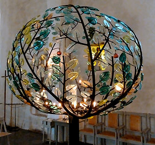 Gläserner Lebensbaum im Dom von Växjö