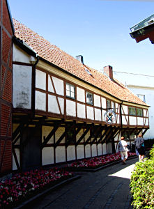 Eines der vielen malerischen Fachwerkhäuser in Ystads Altstadt