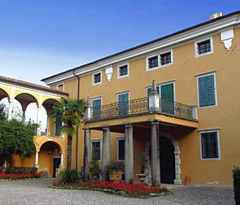 Der Zugang zum Palazzo Coronini-Cronberg