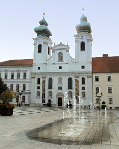 Die barocke Benediktinerkirche am Szechenyi-Platz in Győr