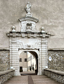 Einfahrt zur Burg Červený Kameň in Častá