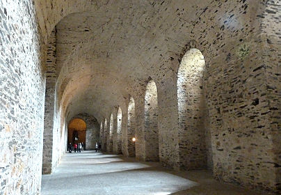 Meterhohe Lagerräume in den Kellern der Burg Červený Kameň in Častá
