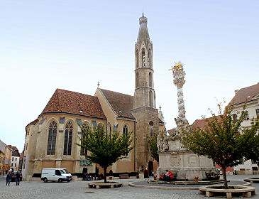 Geißkirche und Dreifaltigkeitssäule in der Altstadt von Sopron