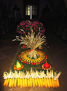 Erntedankgaben im Dom von Znaim