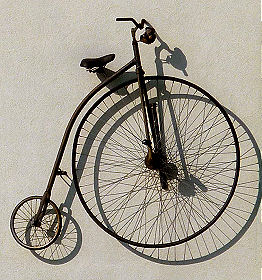 Fahrradgeschäftwerbung mit Hochrad am Fürstenfelder Hauptplatz