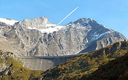 Perfekt  ins alpine Gelände integrierte Staumauer 'Moosersperre' in Kaprun