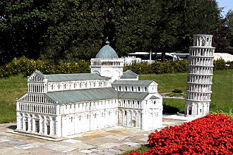 Der Dom Santa Maria Assunta mit dem schiefen Turm in Pisa