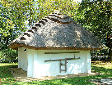 Hütte mit typischem Strohdach im Weinmuseum in Moschendorf