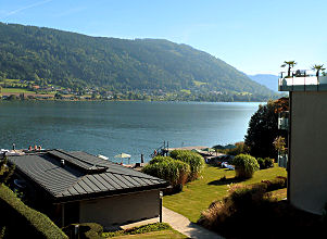 Blick von unserem Appartement auf Ossiacher See und private Liegewiese