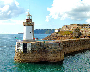 Einfahrt in den Fährhafen von Guernsey