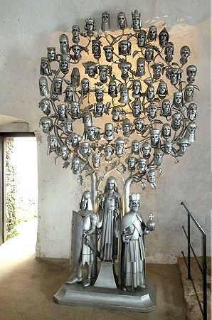 Origineller 4 Meter hoher Stammbaum im Mont Orgueil Castle