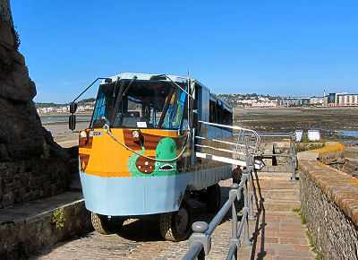 Mit dem Amphibienfahrzeug geht es selbst bei Flut bequem zum Elizabeth Castle
