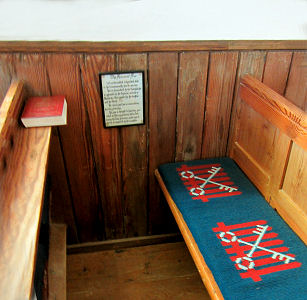 Die speziell markierten Sitzplätze für Gefängnisinsassen in der Pfarrkirche von Sark 