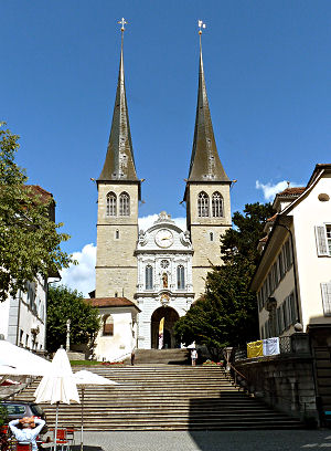 Die 'Hofkirche' St. Leodegar im Hof