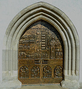 Moderne Kirchentür bei der Basilika St. Laurenz in Enns