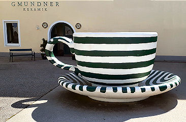 Eine übergroße Kaffeetasse am Eingang zu Gmundner Keramik