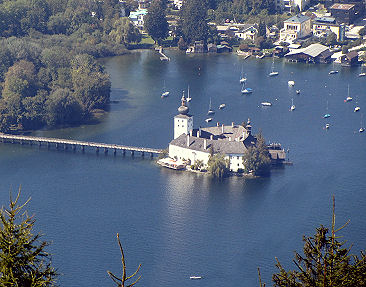 Das malerische Schloss Ort gesehen vom Grünberg