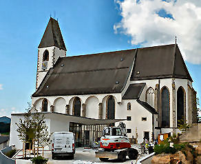 Die von Baufahrzeugen bedrängte Pfarrkirche in Kefermarkt