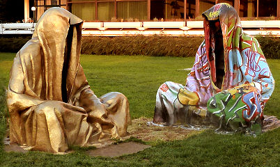 Kunstinstallation vor unserem Hotel im Donaupark