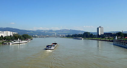 Blick auf die gar nicht so blaue Donau von der Nibelungenbrücke in Linz