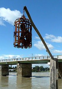 Mittelalterlicher Schandkorb für betrügende Bäcker zum Absenken in den Inn