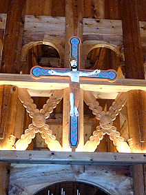 Einfaches Holzkreuz in der rekonstruierten Stabkirche Fantoft