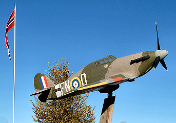 Eine einsitzige Hawker Hurricane aus dem zweiten Weltkrieg vor dem Luftfahrtmuseum in Bodø