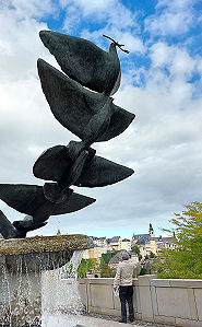 Taubenfriedensskulptur im Gerichtsviertel von Luxemburg