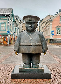 Ein augenzwinkerndes Denkmal für die Marktpolizei am Marktplatz von Oulu