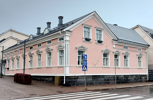 Eines der pastellfarbenen Holzgebäude am Marktplatz von Oulu
