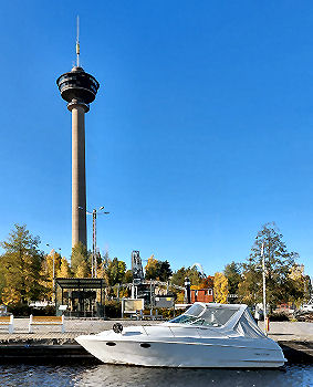 Aussichtsturm Näsinneula am Ufer des Nasijärvi-Sees in Tampere