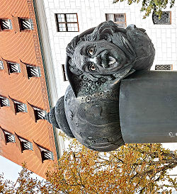 Einstein-Brunnen vor dem alten Zeughaus in Ulm