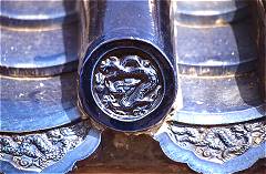 Blau glasierte Dachziegel im Himmelstempel