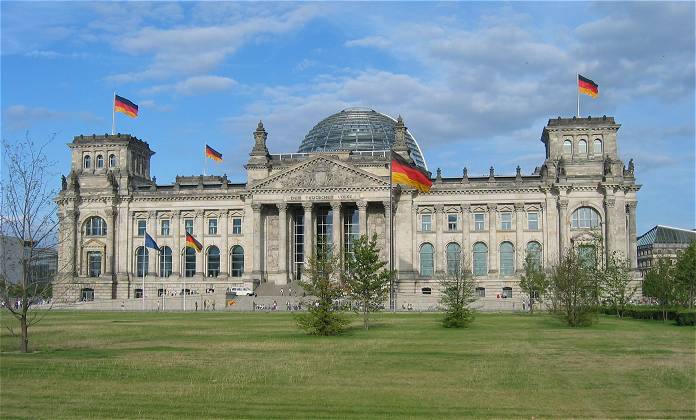 Das Reichstagsgeb&auml;ude mit der neuen Kuppel