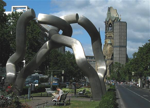 Moderne Kunst vor der Ged&auml;chtniskirche