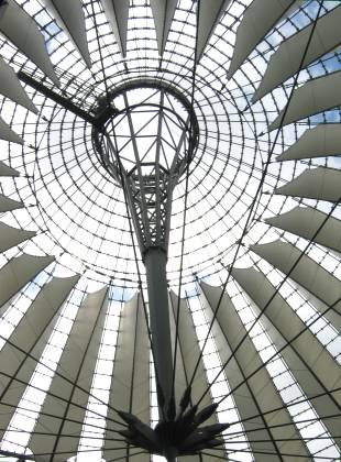 Das imposante Zelt-Dach im Sony-Center