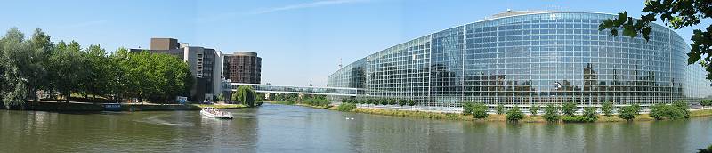 Blick &uuml;ber den Flu&szlig; zum Europaparlament
