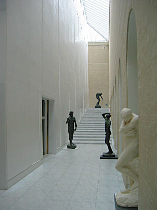 Skulpturen im modernen Anbau der Ny Carlsberg Glyptotek 