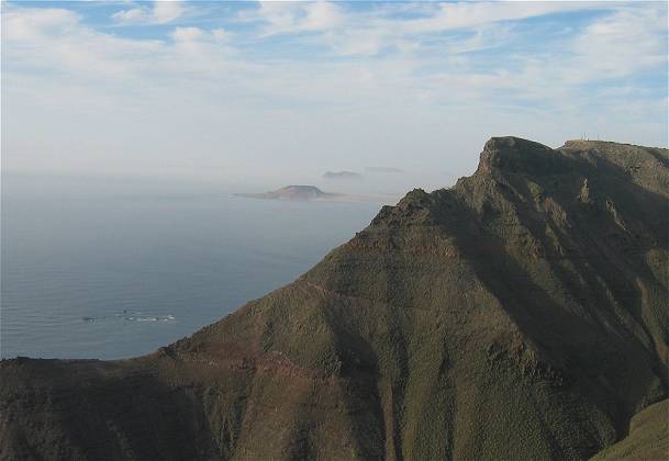 Die vorgelagerten Inseln im Nebel