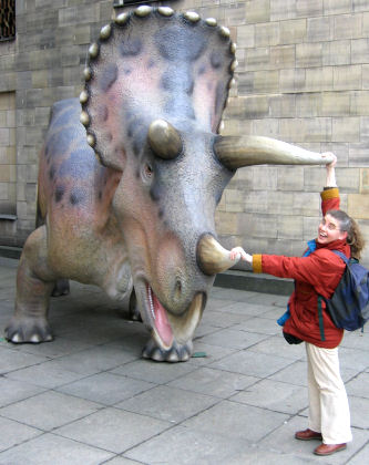 Dinosauriermodell vor dem Naturkunde-Museum im Kulturpalast 