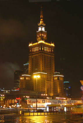 Abendlich beleuchteter Kulturpalast 